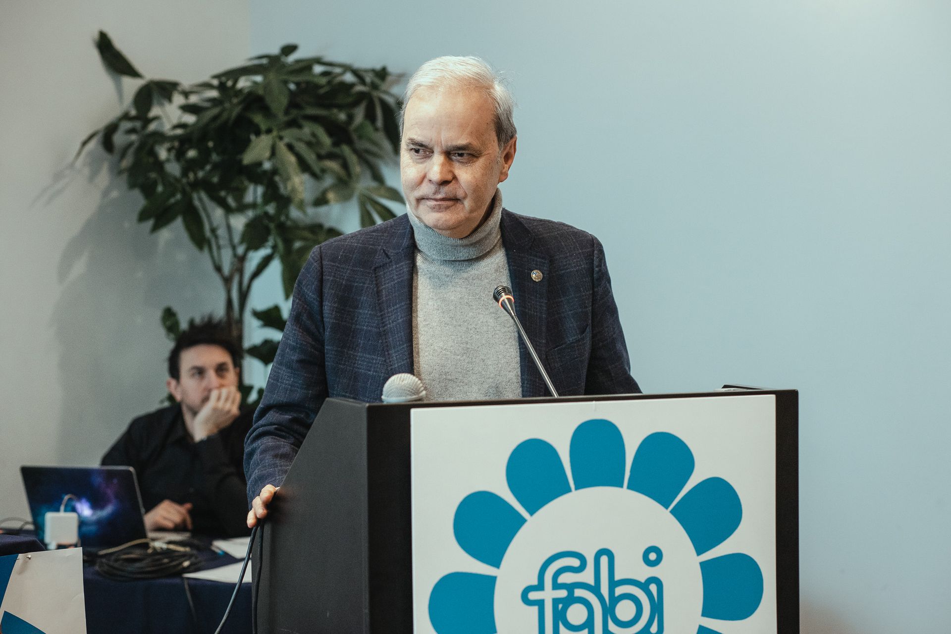 Un uomo è in piedi su un podio e tiene un discorso.