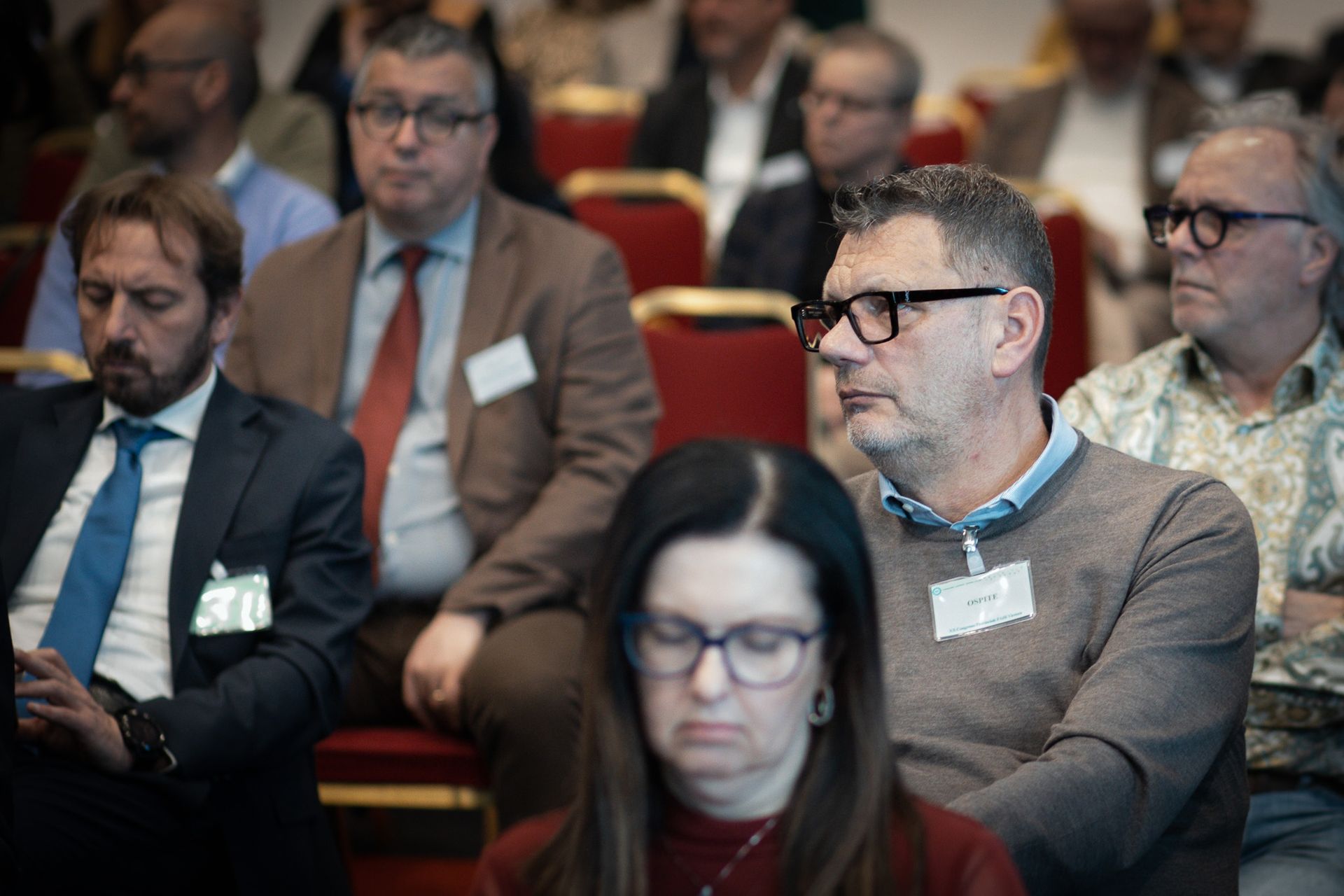Un gruppo di persone è seduto sulle sedie durante una conferenza.
