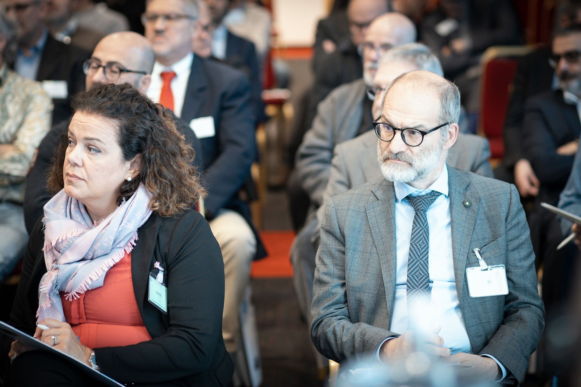 Un gruppo di persone è seduto in una stanza e guarda una presentazione.