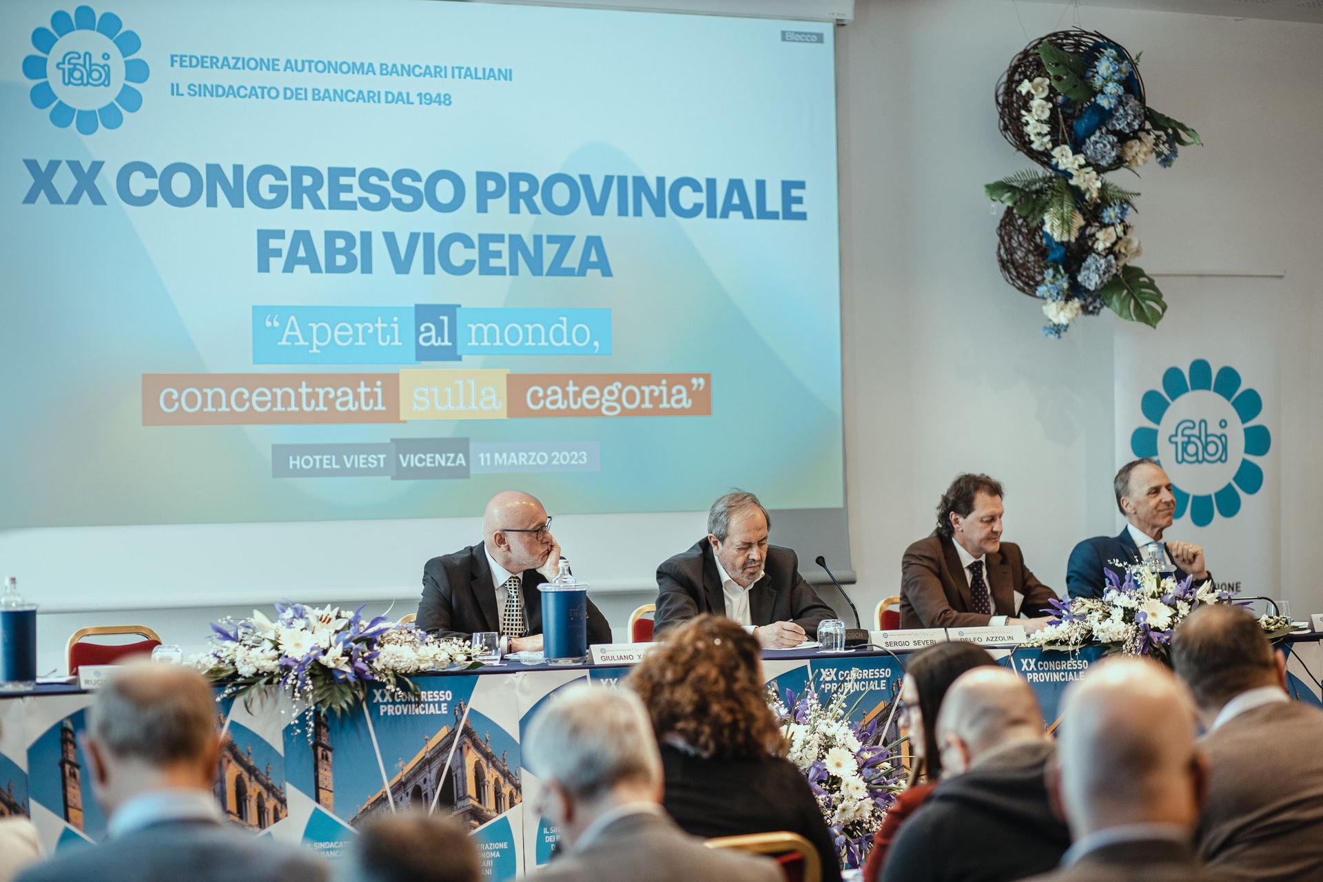 Un gruppo di persone è seduto al tavolo durante una conferenza.