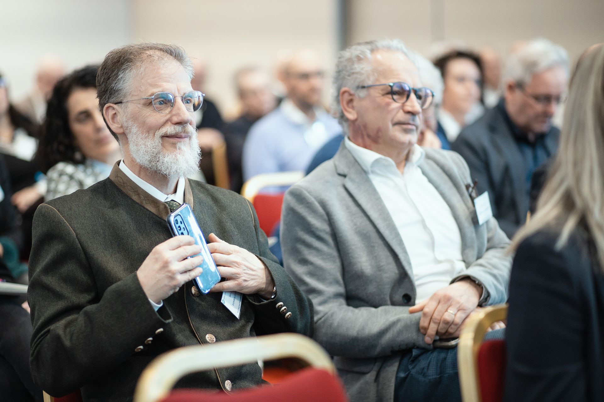 Un gruppo di persone è seduto sulle sedie durante una conferenza.