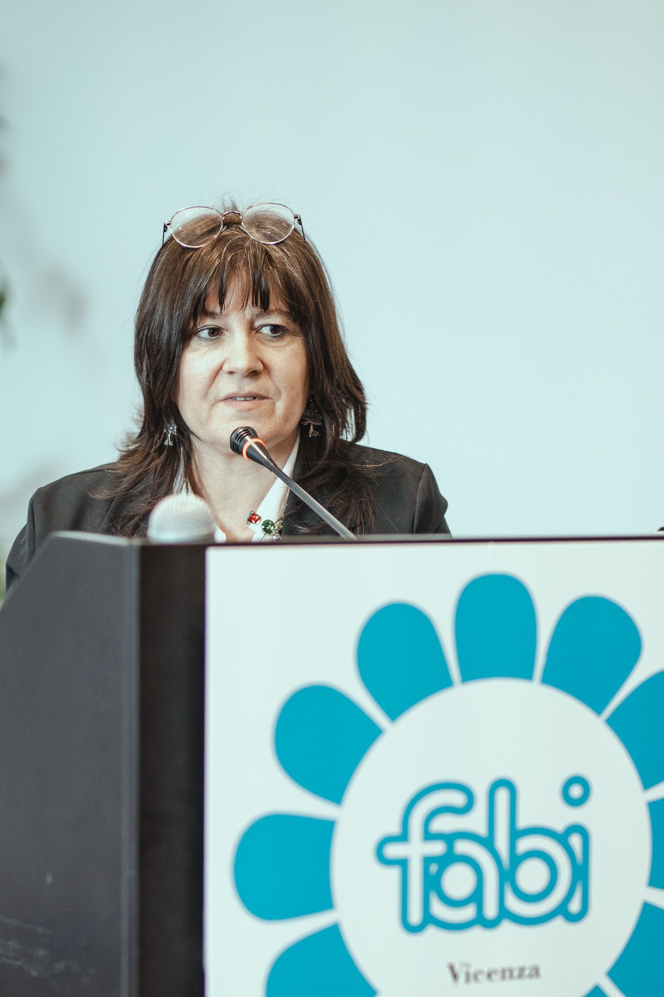 Una donna si trova su un podio con sopra il logo Fabi