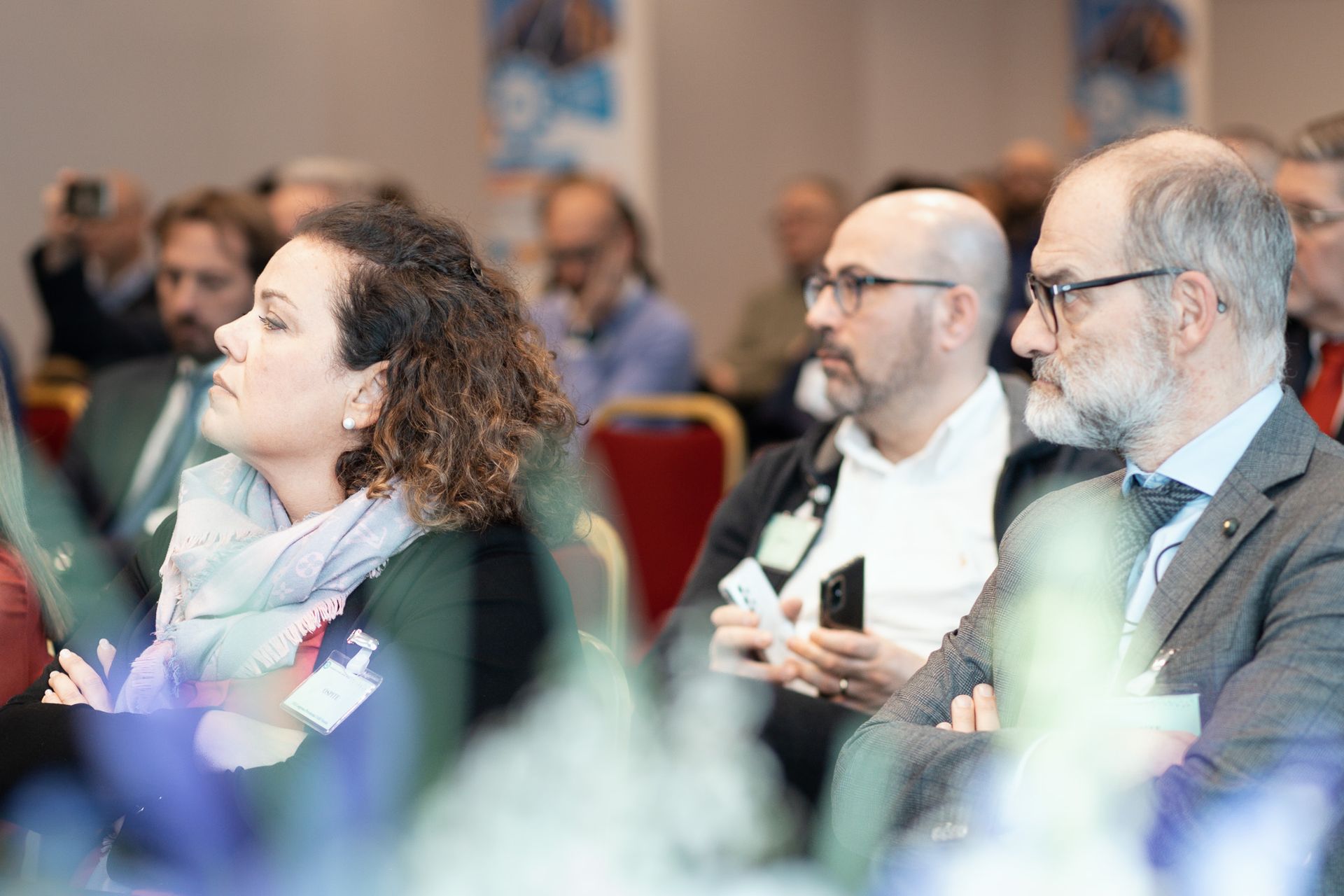 Un gruppo di persone è seduto in una stanza e guarda una presentazione.