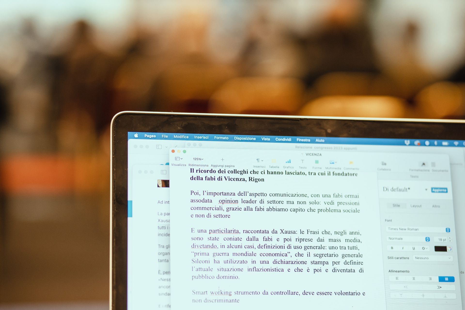 Un computer portatile è aperto su una pagina con molto testo.