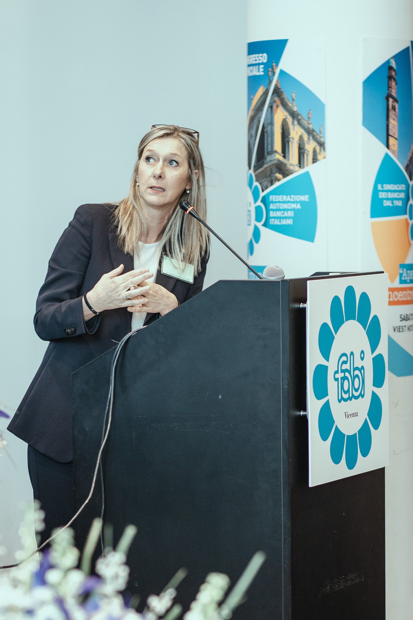 Una donna è in piedi su un podio e tiene un discorso.