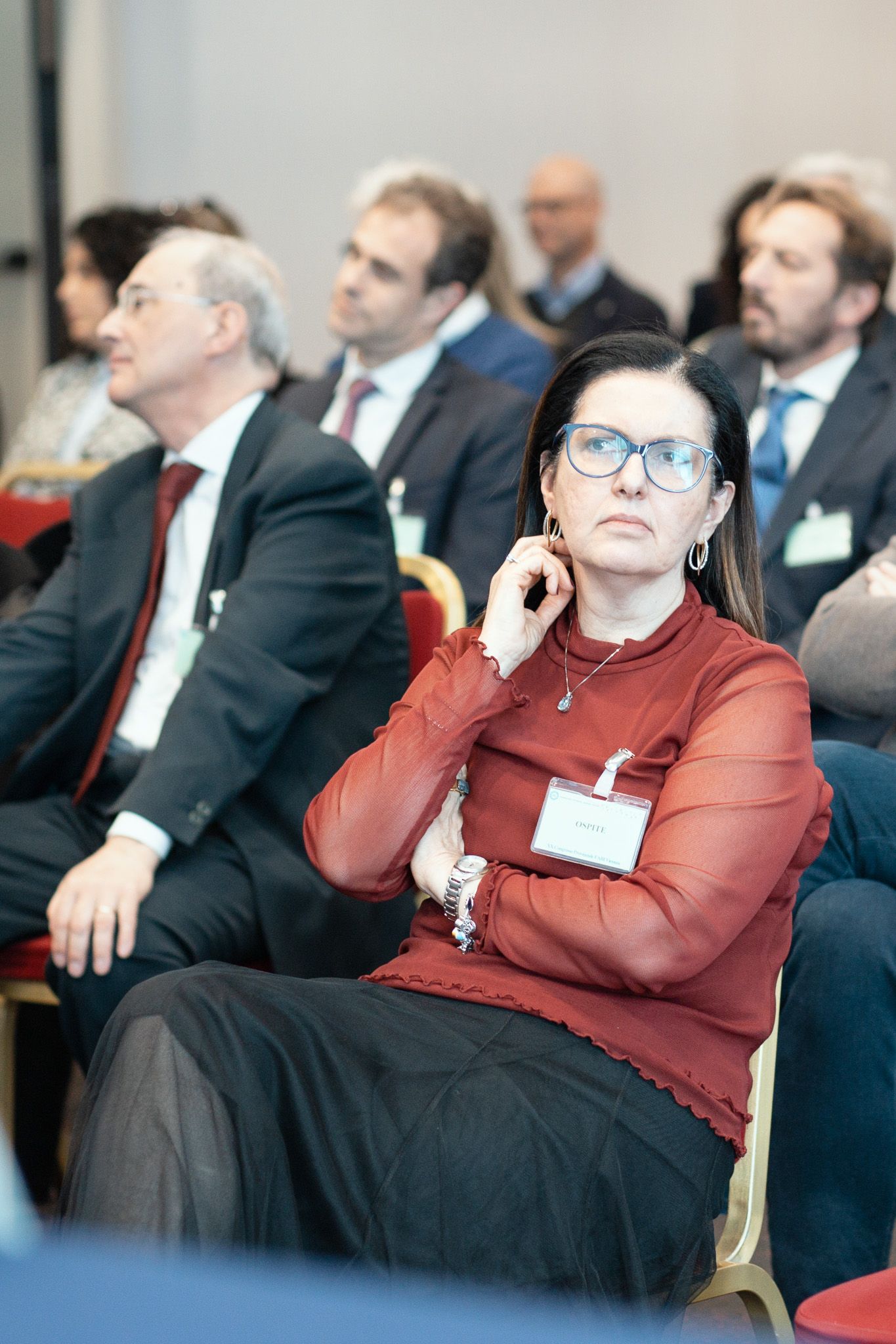 Un gruppo di persone è seduto sulle sedie durante una conferenza.
