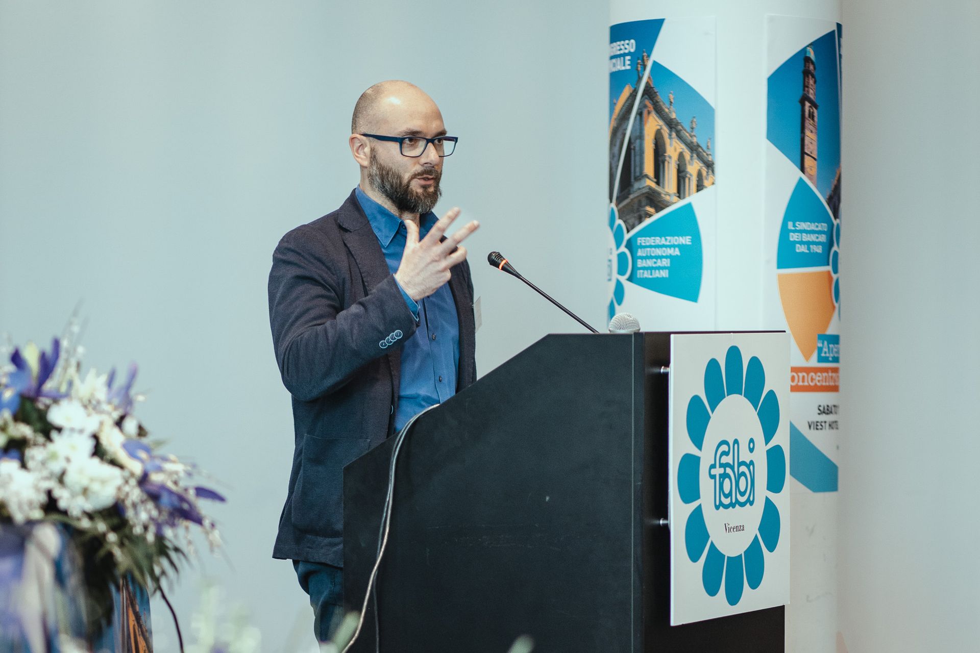 Un uomo è in piedi su un podio e tiene un discorso.