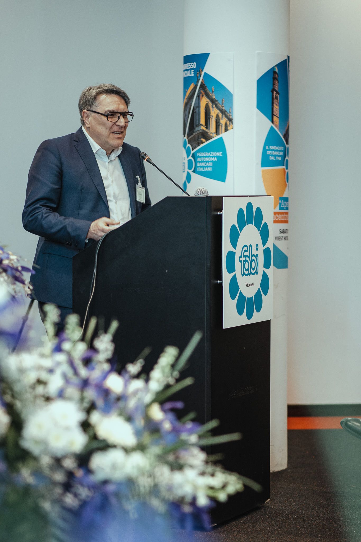 Un uomo è in piedi su un podio e tiene un discorso.