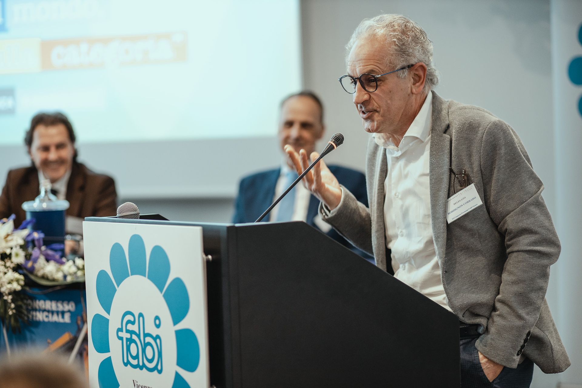 Un uomo è in piedi su un podio e tiene un discorso.