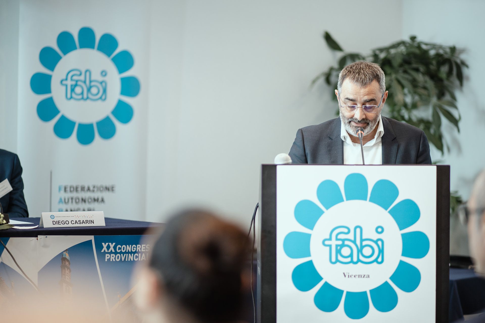 Un uomo è in piedi su un podio con sopra il logo Fabi