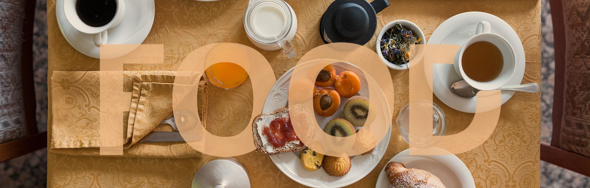 Un tavolo sormontato da piatti di cibo e tazze di caffè.