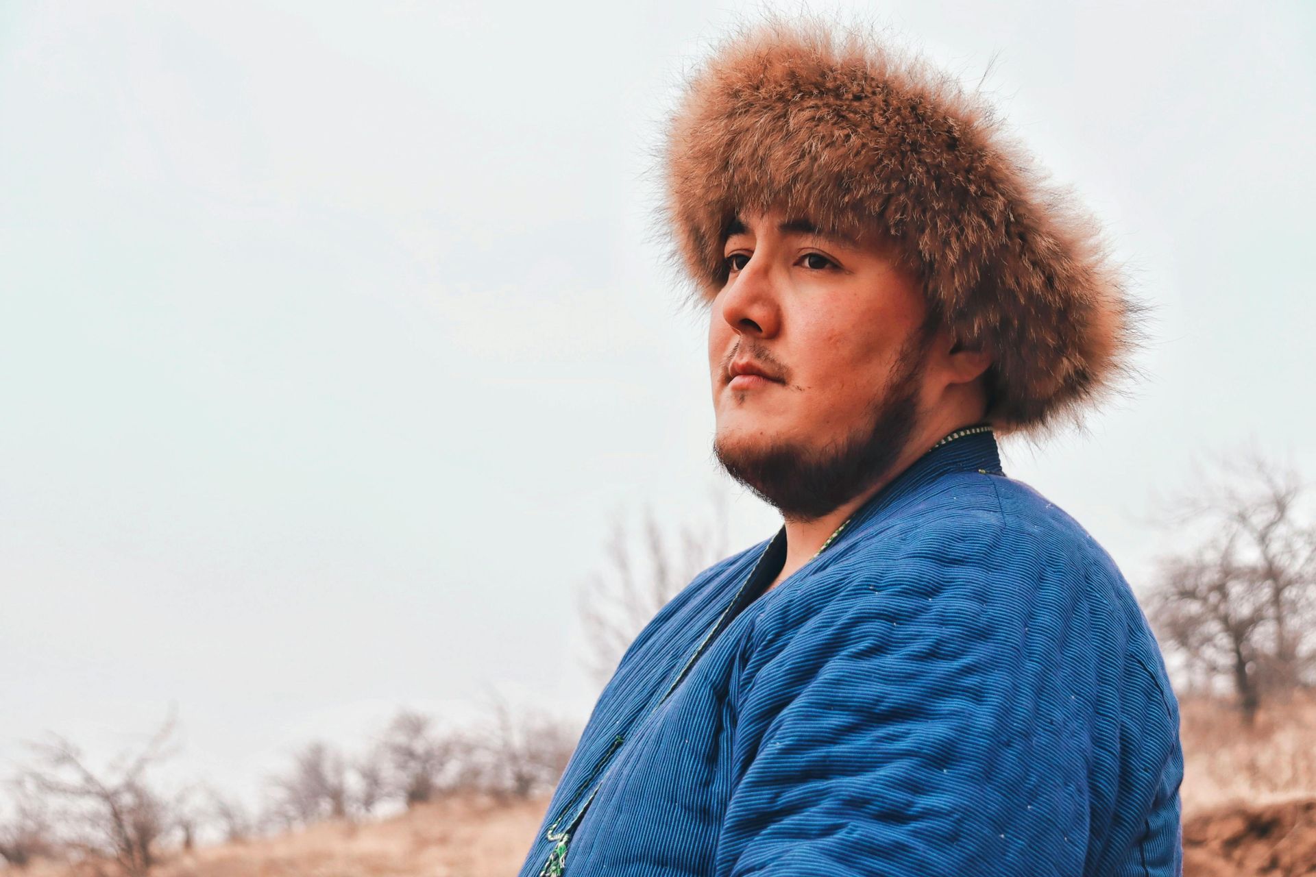 Una grande isola rocciosa in mezzo all’oceano al tramonto.