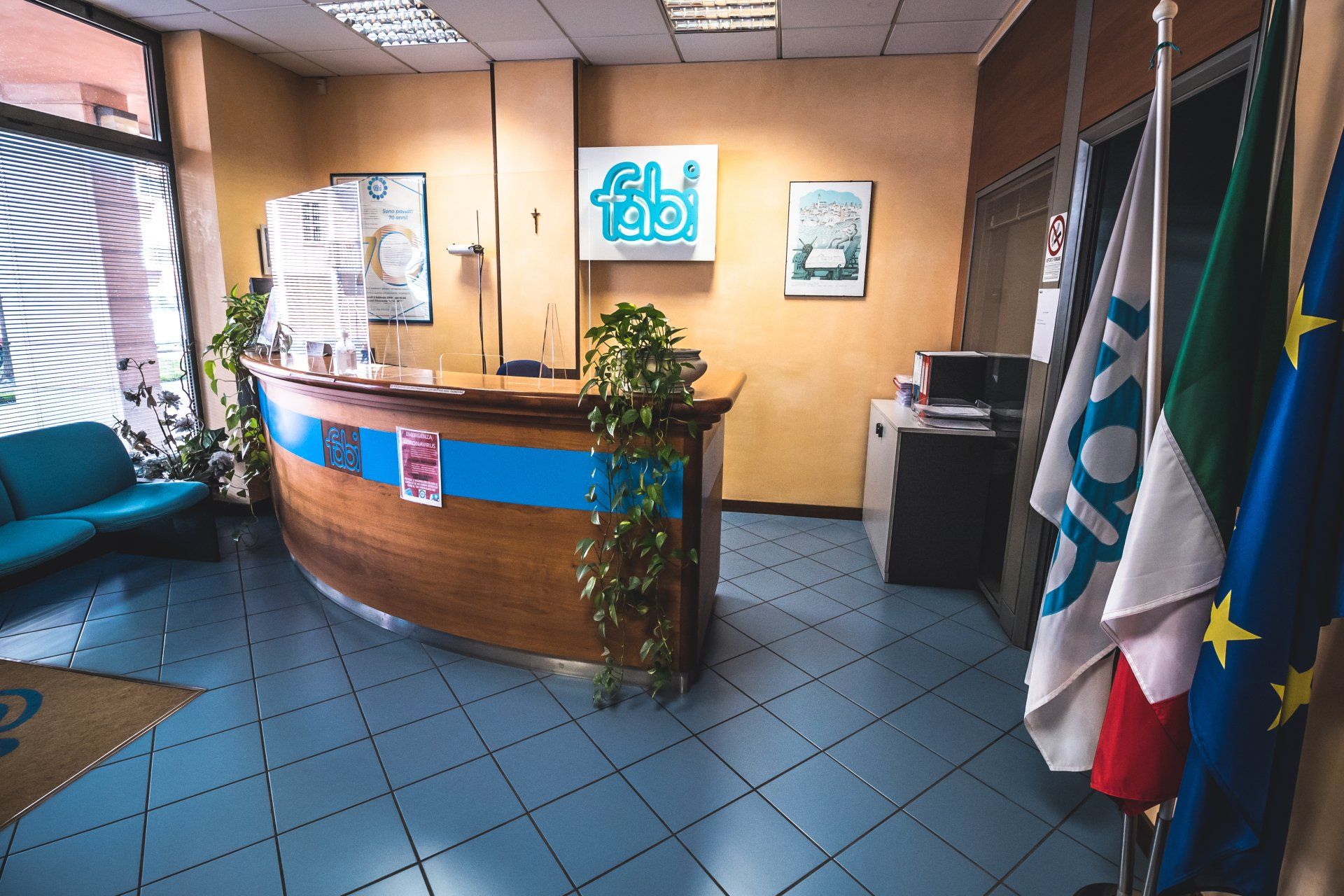 Un atrio con bandiere e un cartello che dice FBI