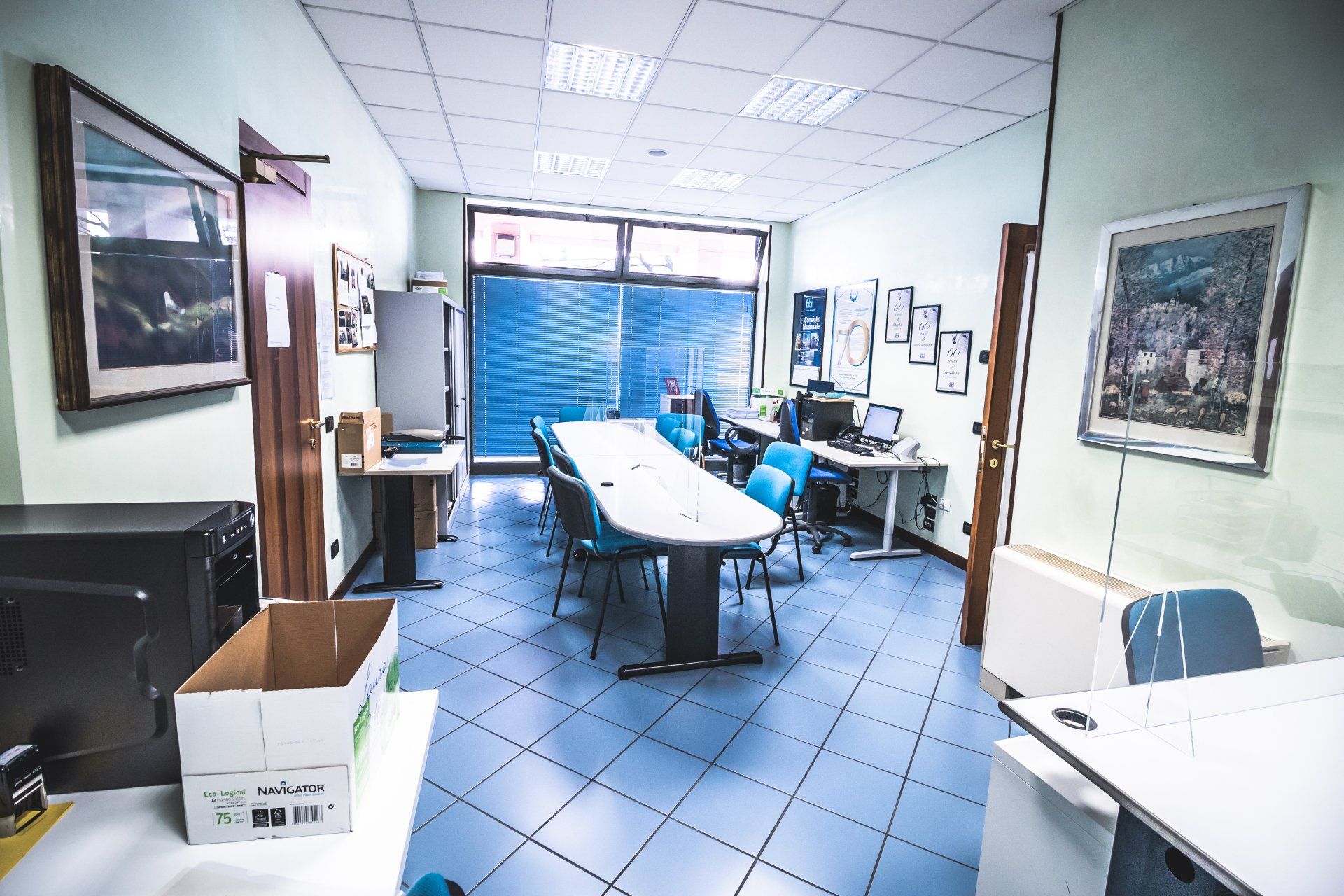 Una stanza con un lungo tavolo e sedie