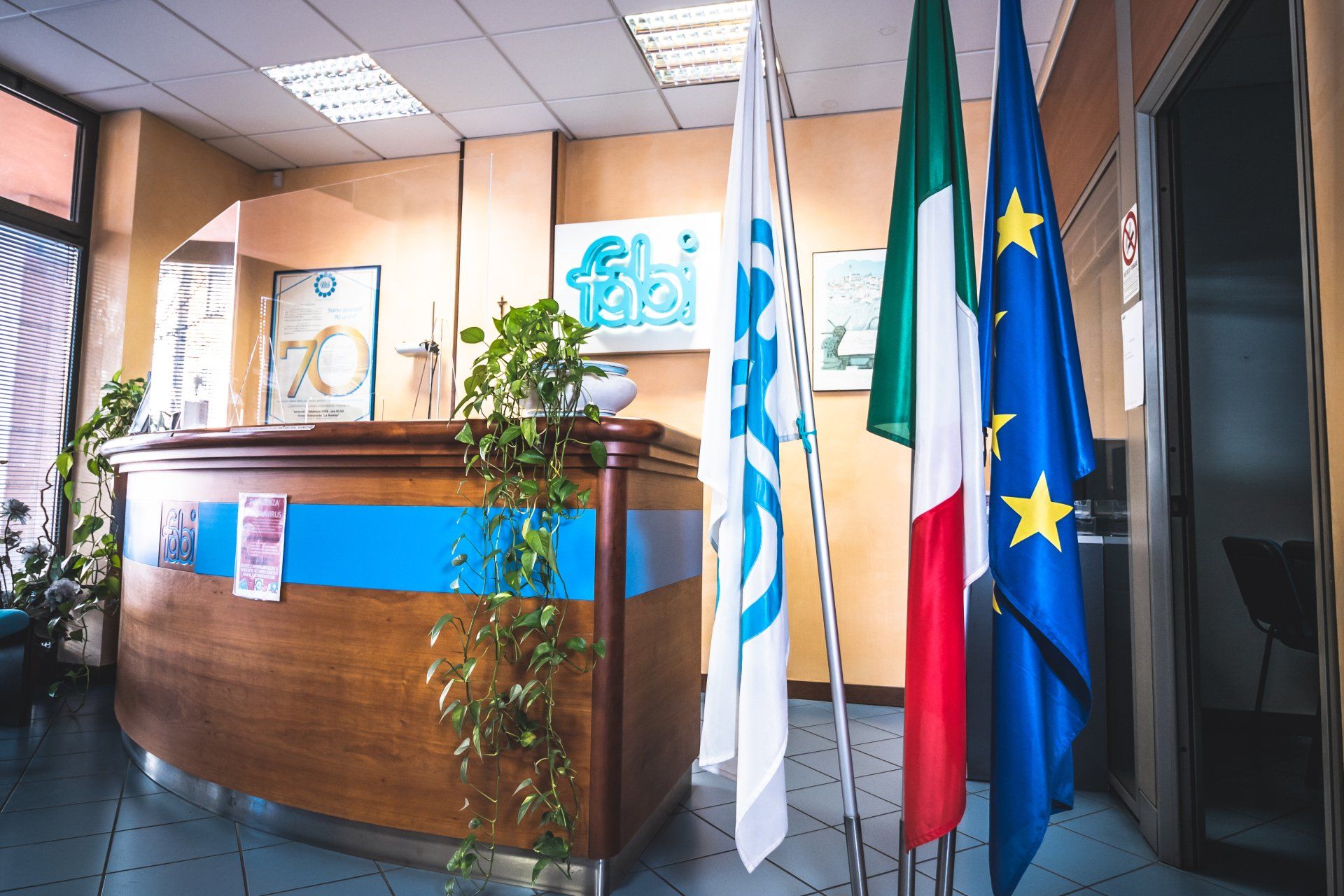 Un atrio con bandiere e un cartello con scritto elbi