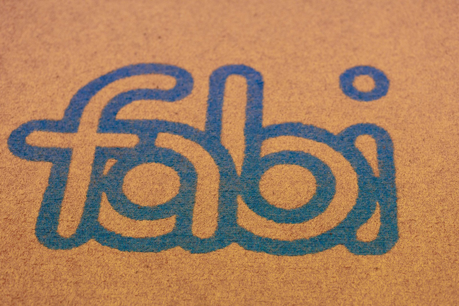 La parola fabi è scritta in blu su una superficie marrone