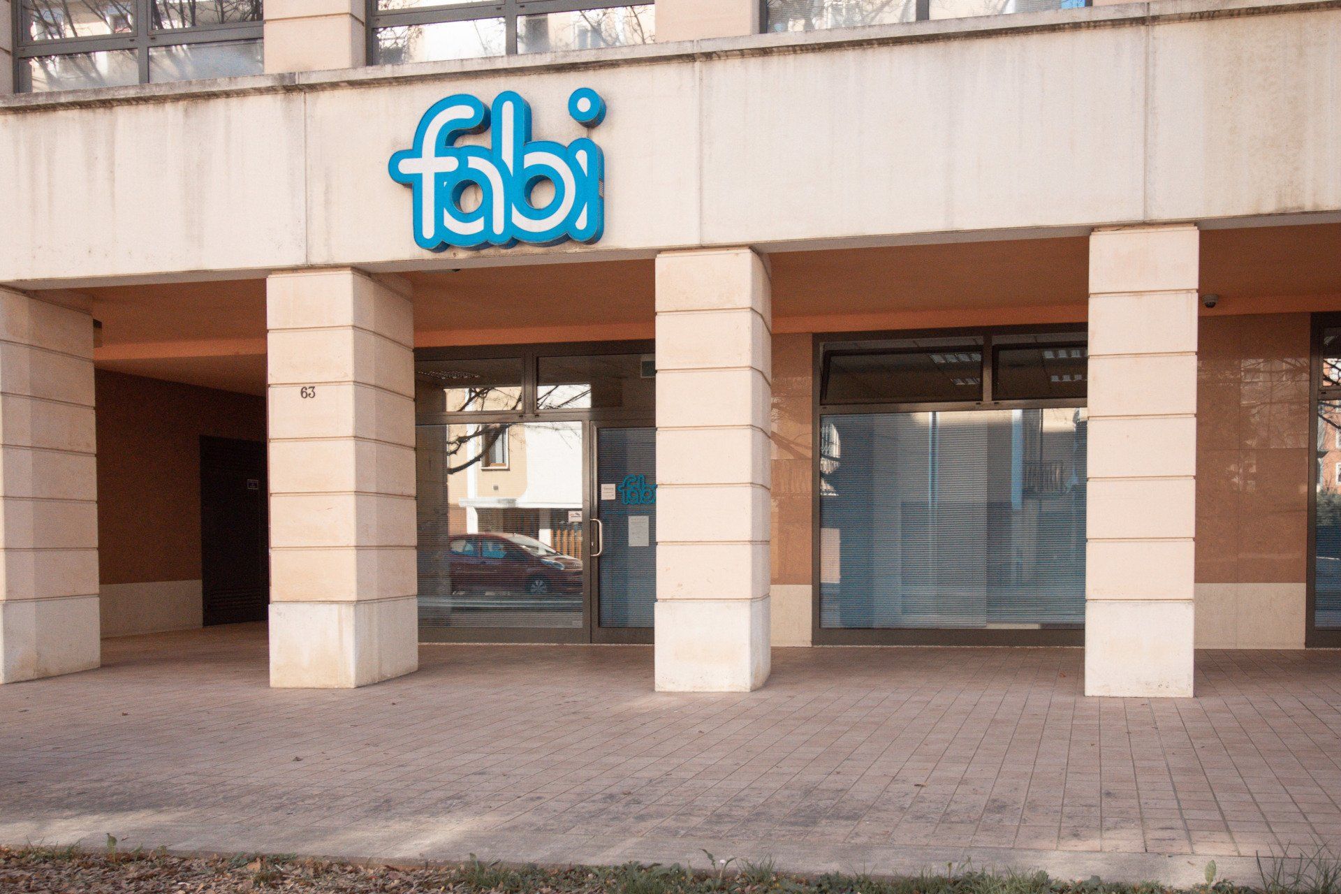 Un edificio con un cartello che dice fabi