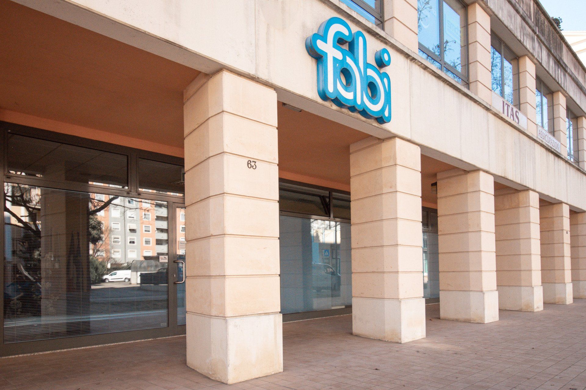 Un edificio con un cartello che dice favoloso