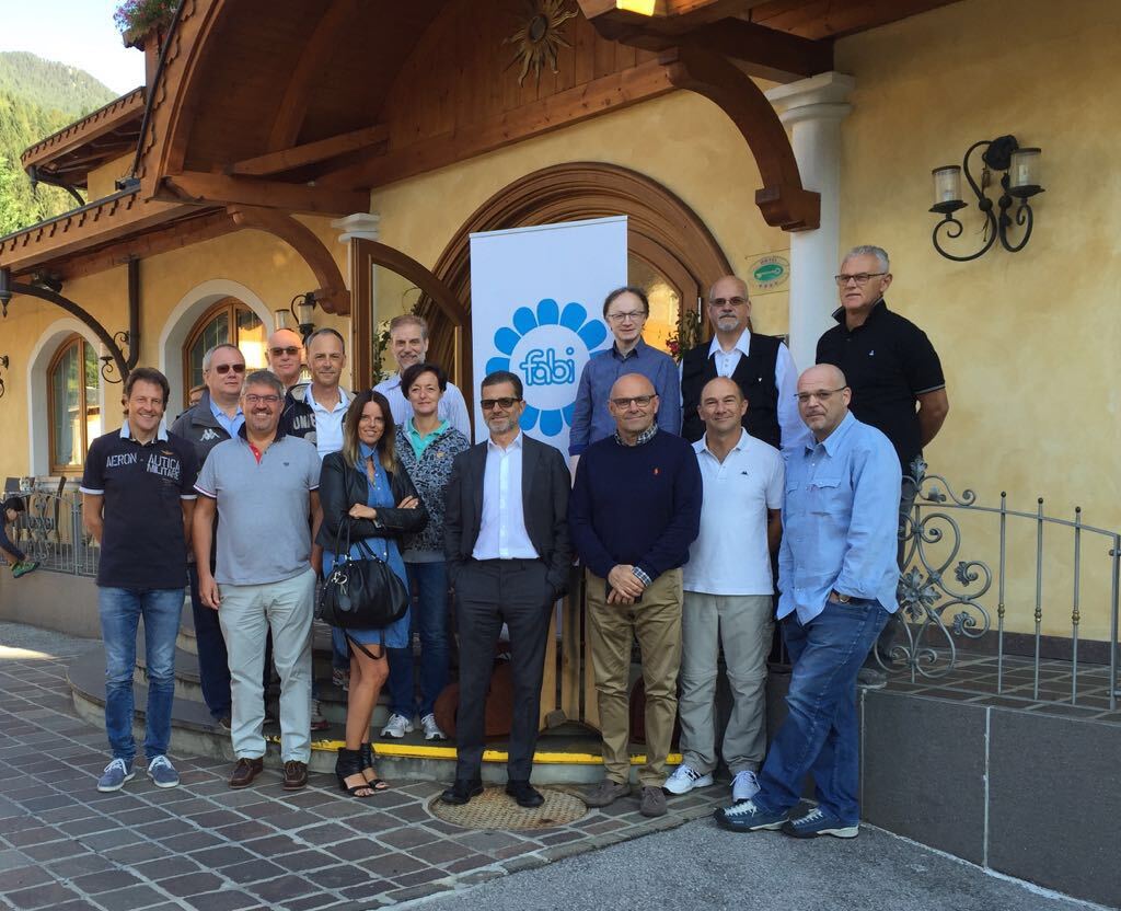 Un gruppo di persone in posa per una foto davanti a un edificio