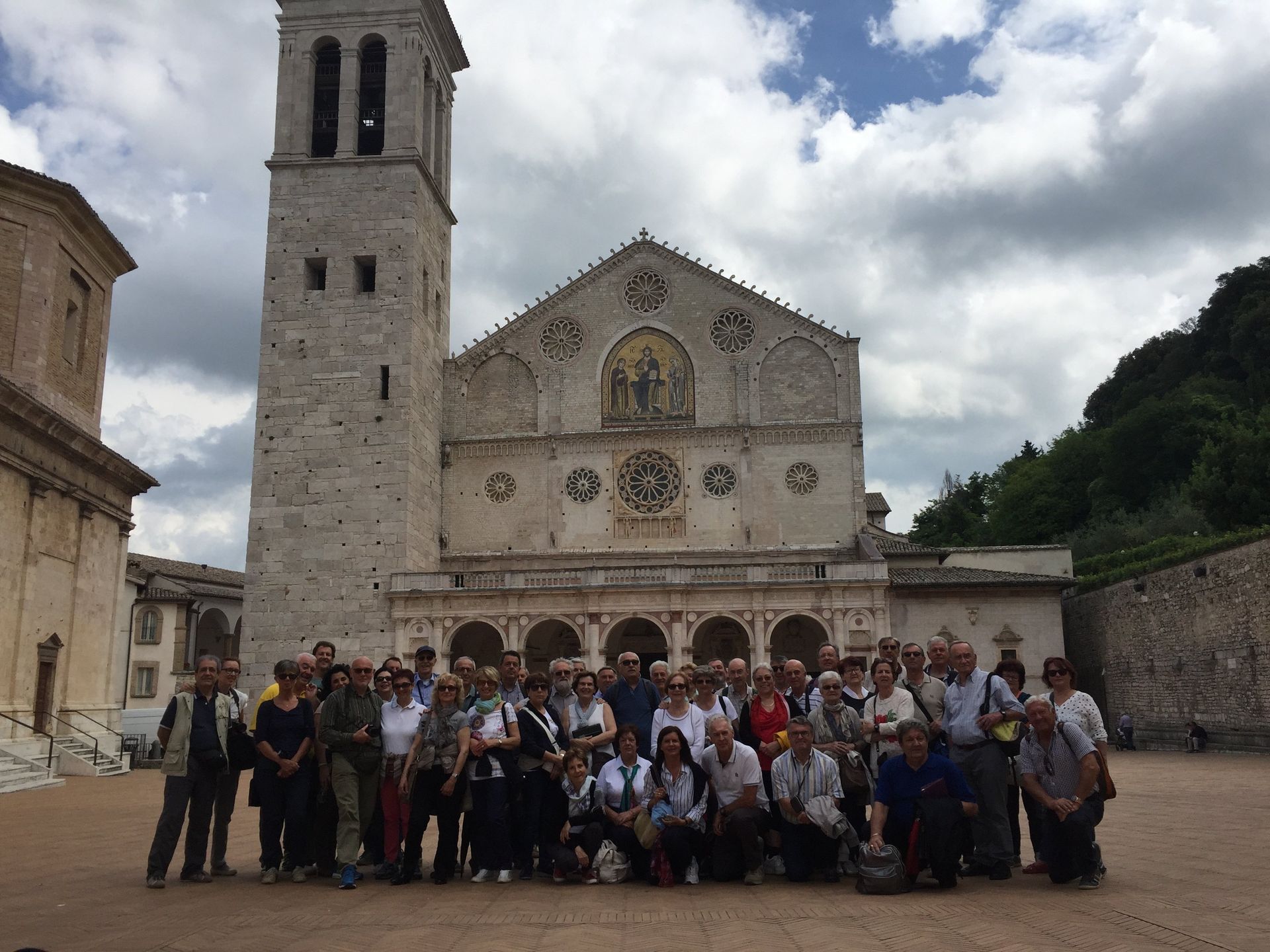 Un gruppo di persone posa per una foto davanti ad una chiesa