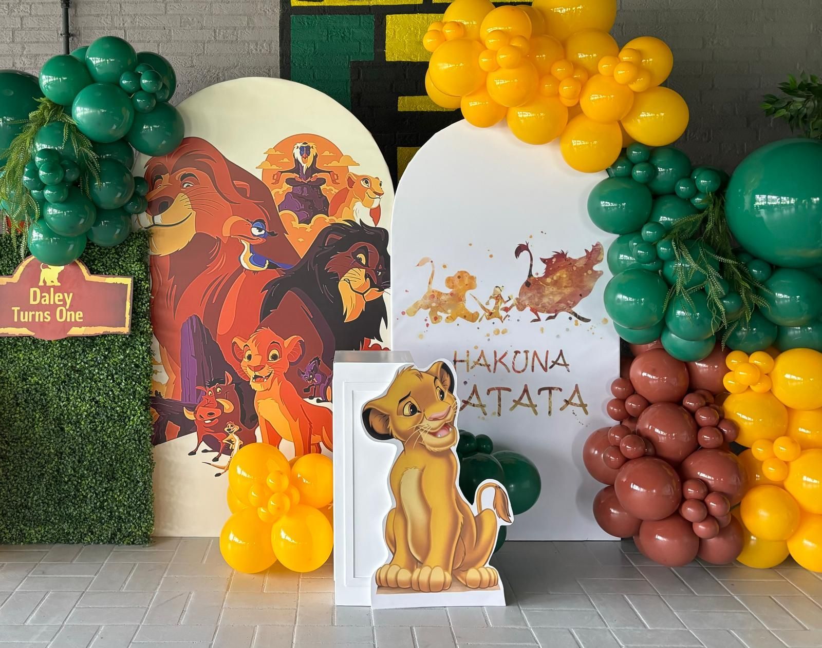 Een verjaardagsfeestje van de leeuwenkoning met ballonnen en een foto van Simba.