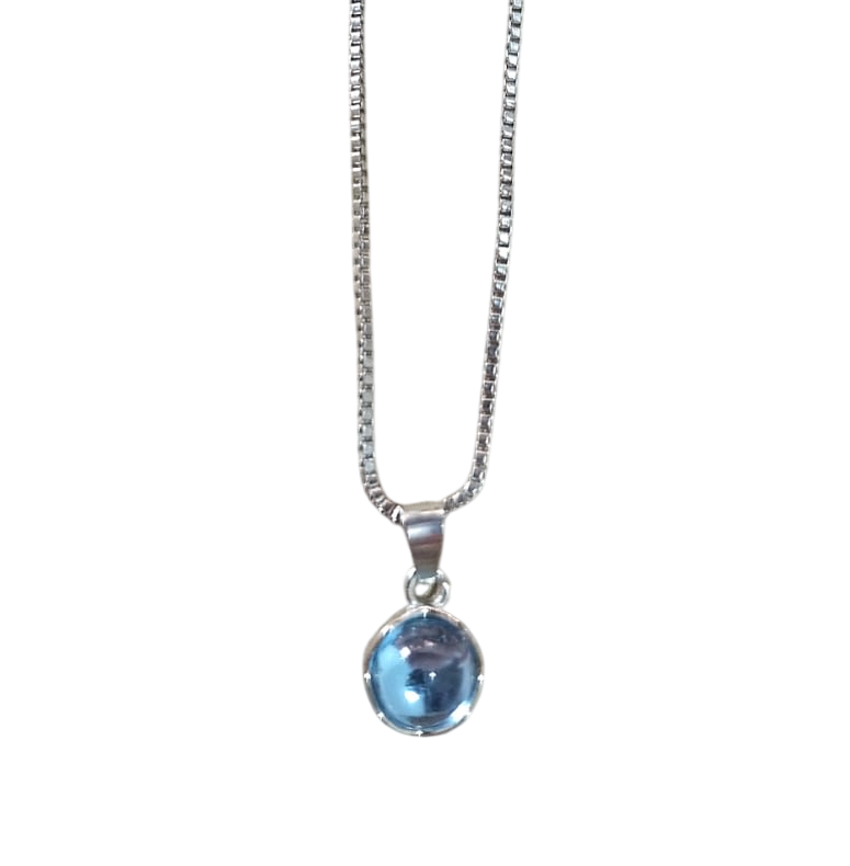 Collar de plata con un colgante redondo azul sobre fondo blanco.