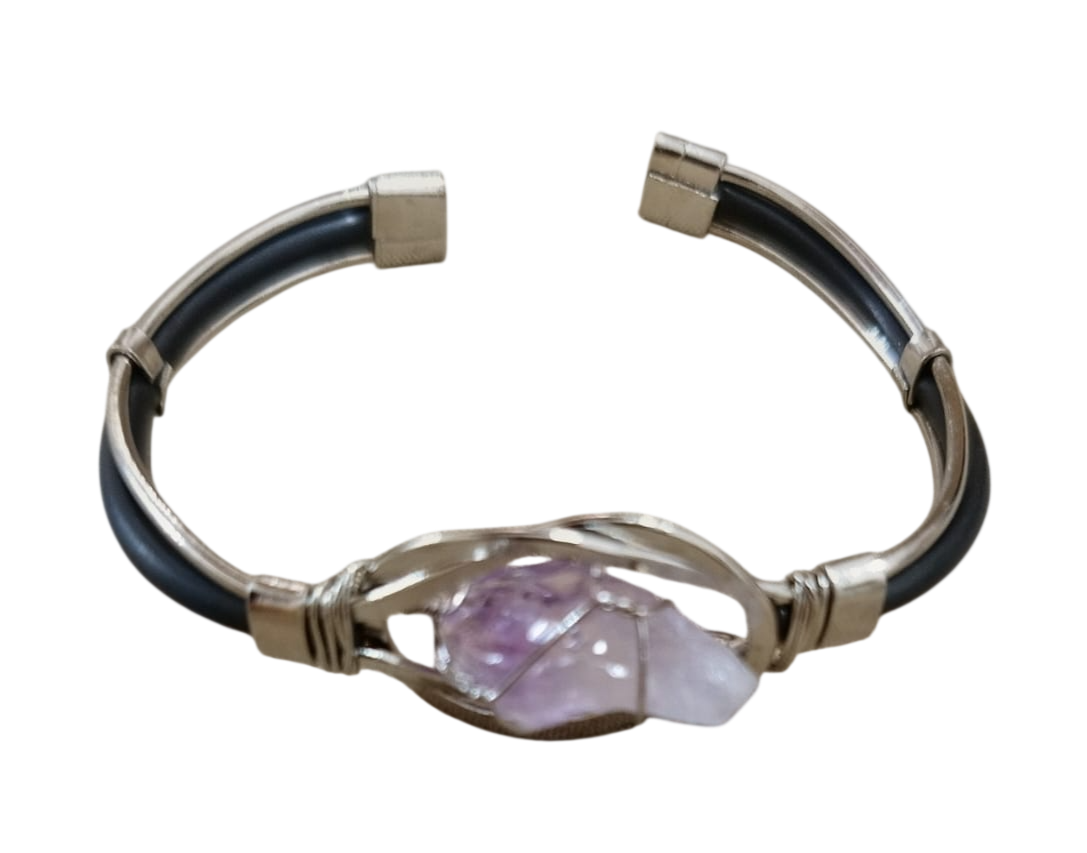Pulsera negra tipo brazalete con un grupo de piedras púrpuras centrales engastadas en plata.