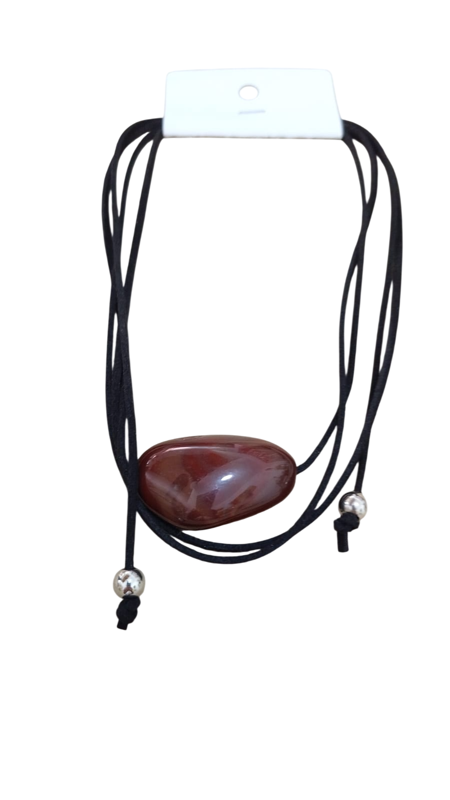 Colgante de piedra marrón en un collar de cordón negro con pequeñas cuentas de metal, expuesto sobre un fondo blanco.