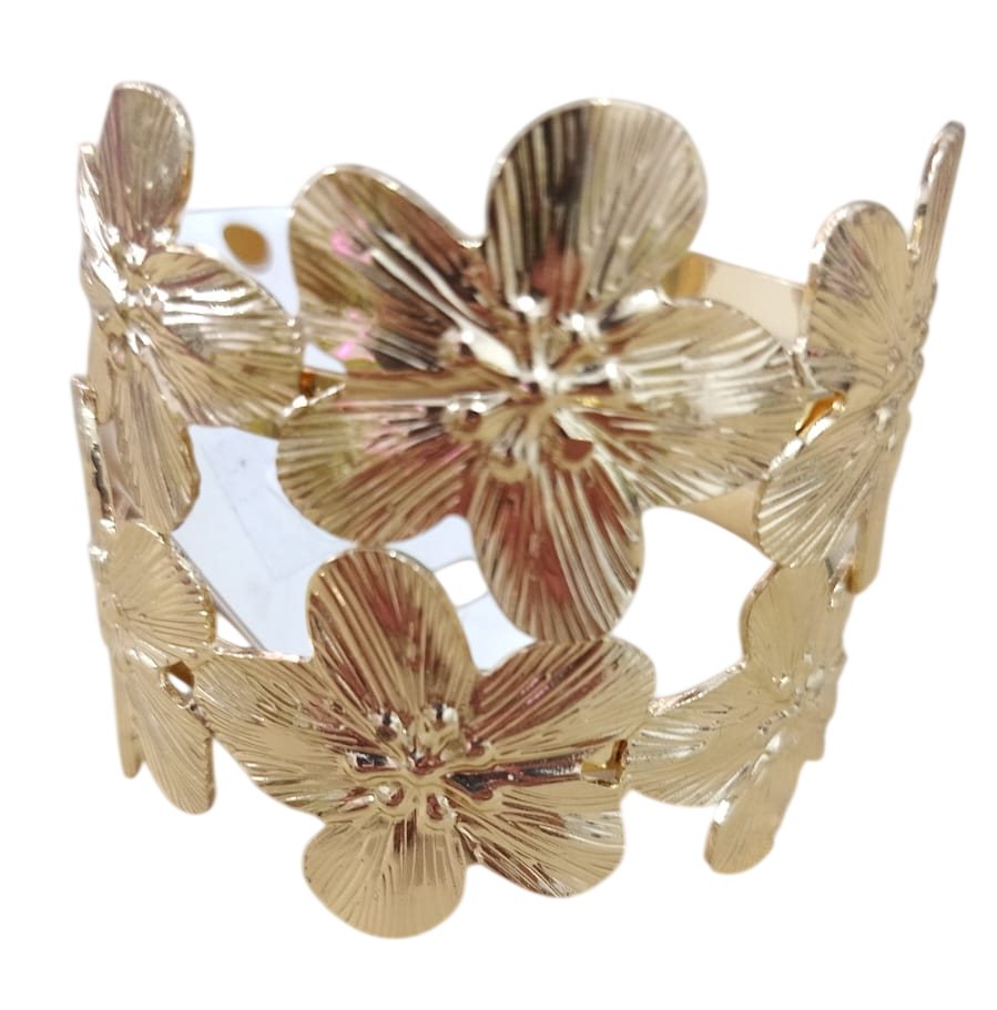 Brazalete dorado con diseño floral y calados florales.