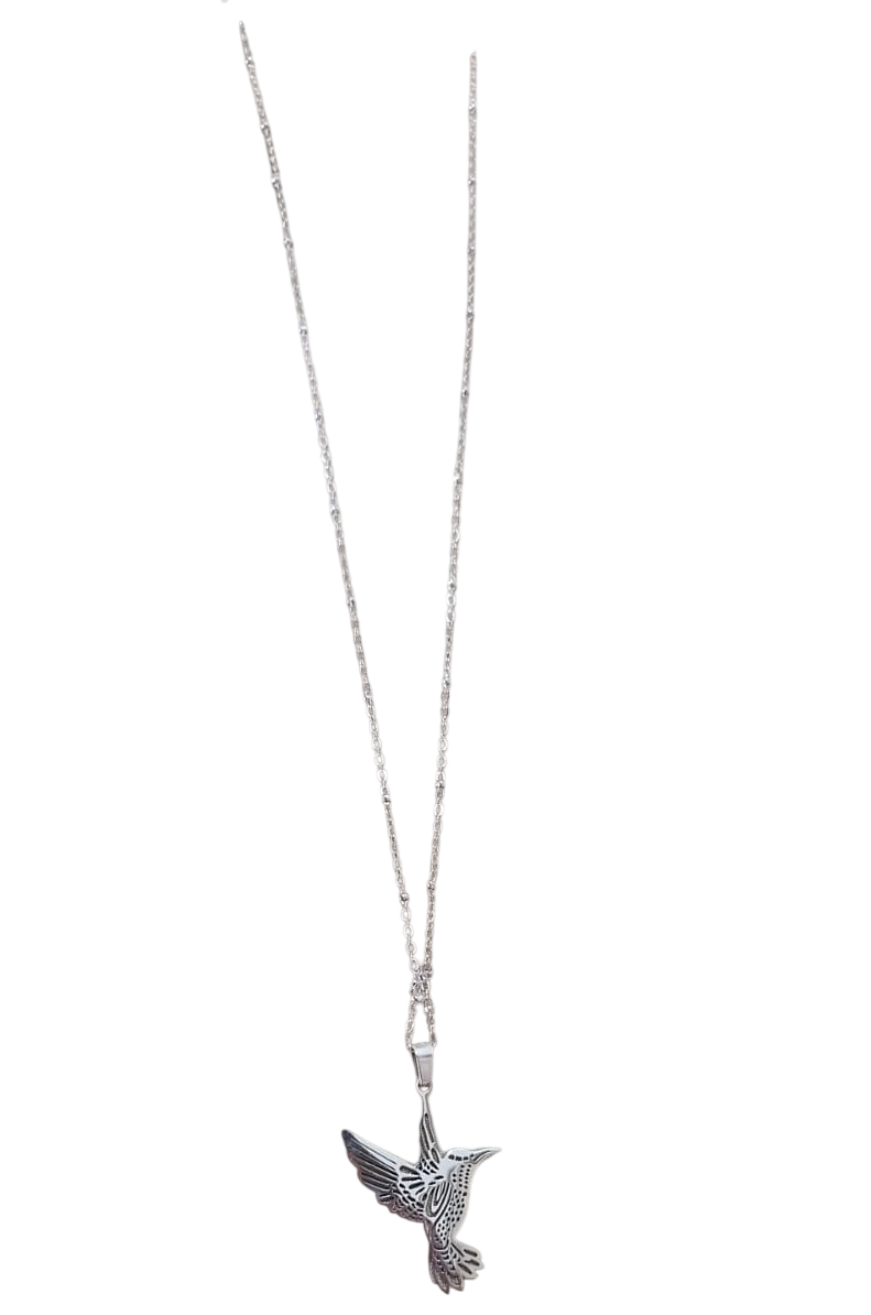 Collar de cadena de plata con un pequeño colgante de pájaro sobre fondo blanco.