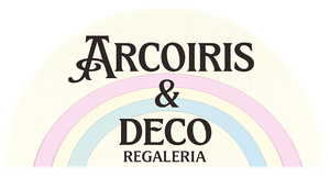 Logotipo con la inscripción en negro “ARCOIRIS & DECO REGALERIA” sobre arcos de colores pastel.
