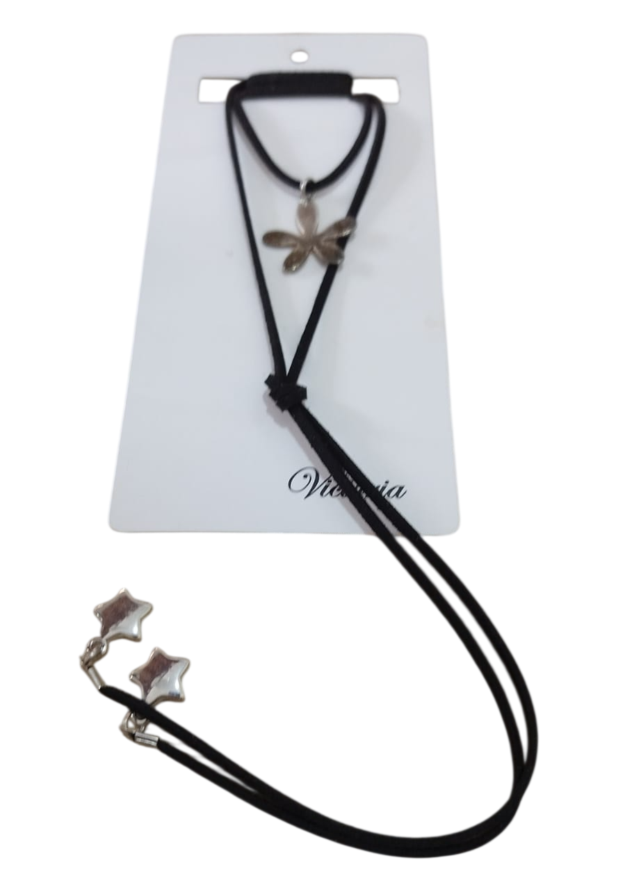 Collar de cordón negro con colgantes en forma de estrella sobre una tarjeta de presentación blanca.