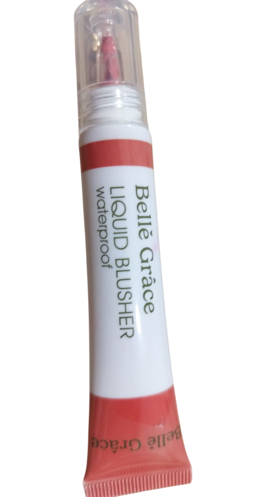 Tubo de brillo labial Belle Grace con tapa transparente, etiqueta blanca y detalles rojos sobre fondo blanco.