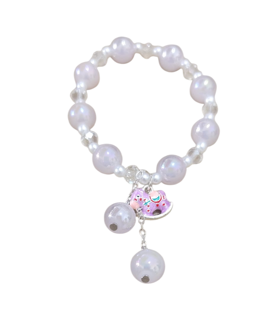 Pulsera de cuentas blancas con un dije colgante rosa iridiscente y pequeños detalles que imitan perlas.