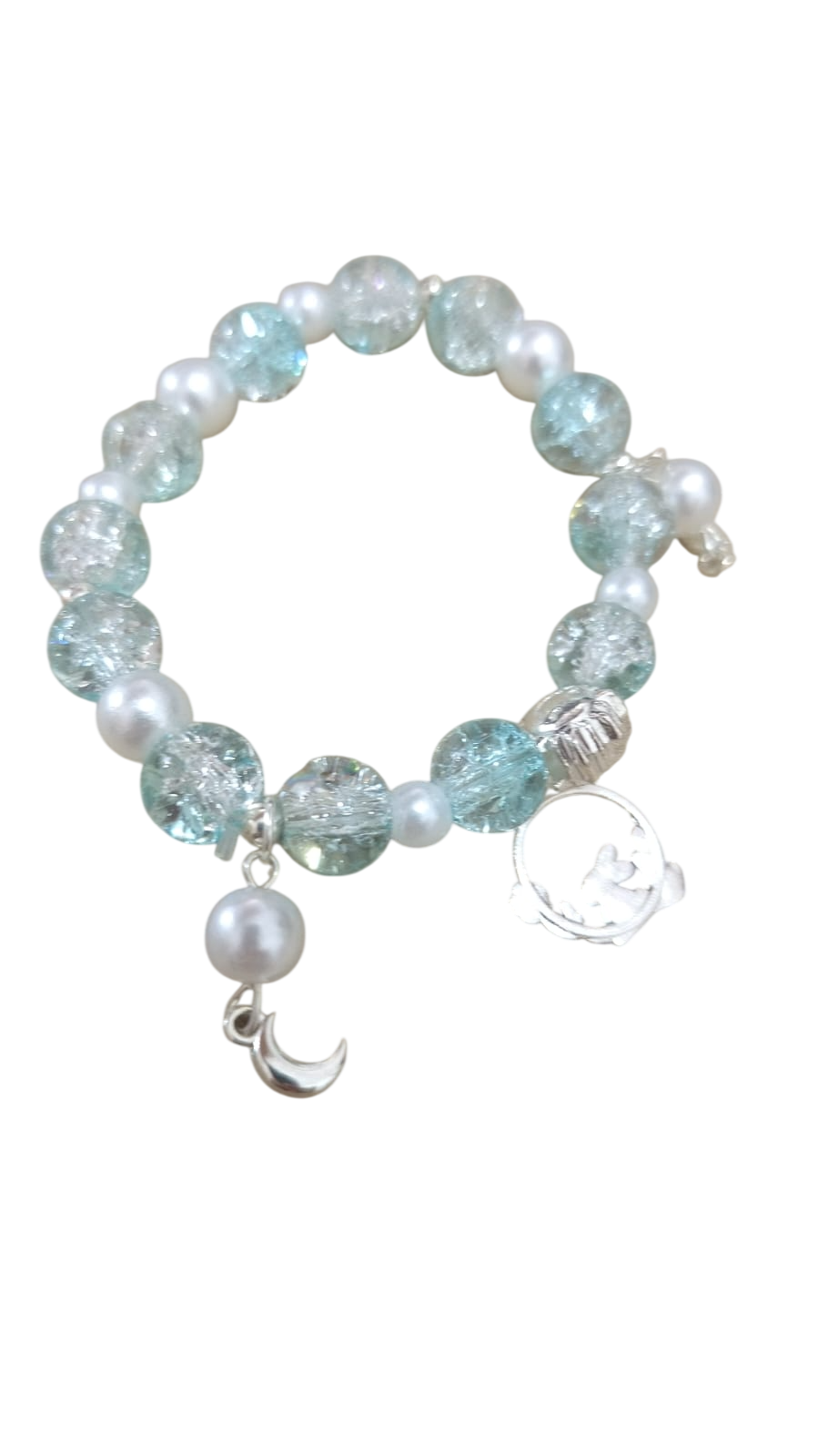 Pulsera de cuentas azul claro con dije de perla y detalles plateados sobre fondo blanco.