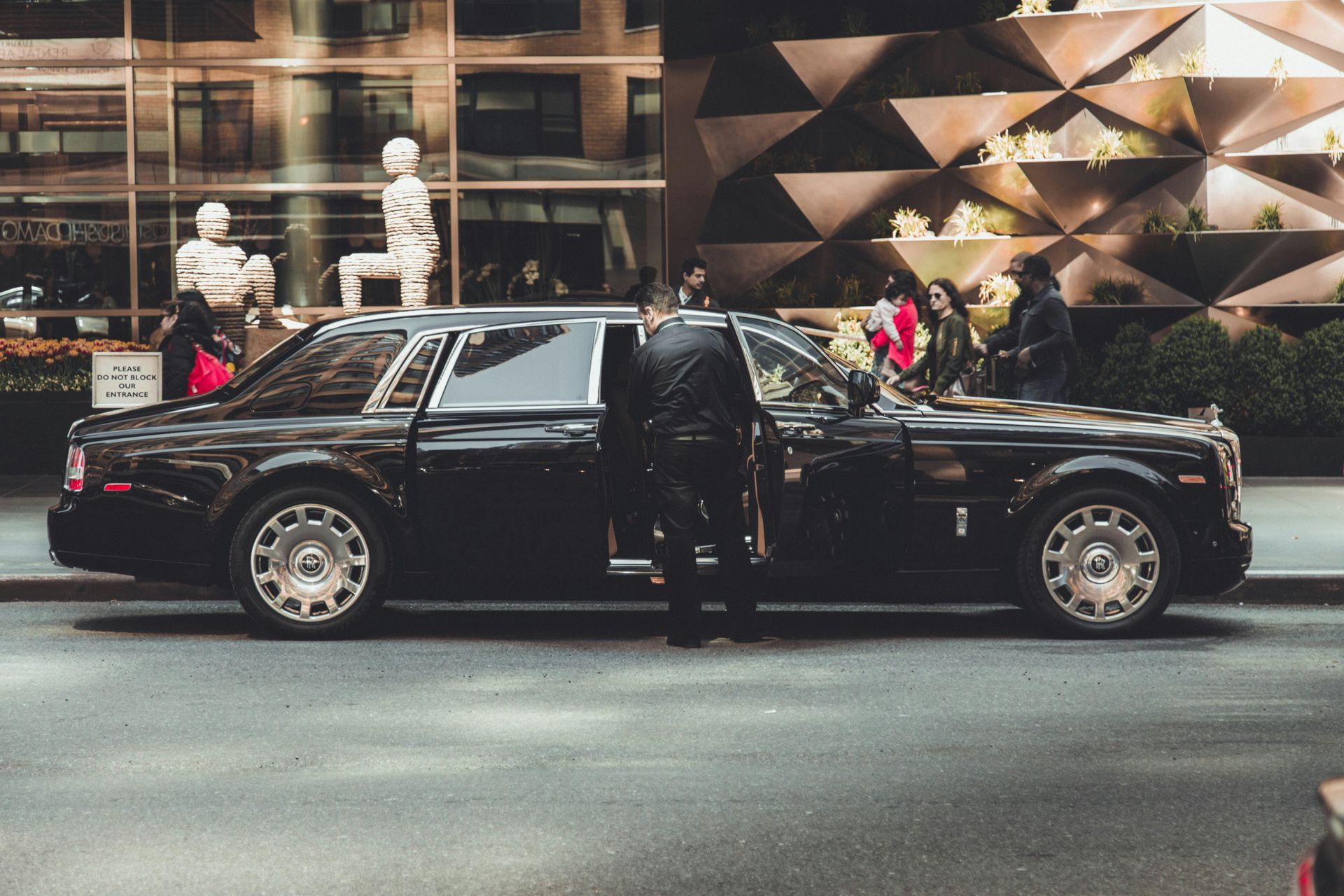 airport limo service tips showing how travelers can plan pickups