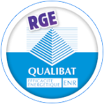 Un cercle bleu et blanc avec une pyramide au milieu sur laquelle est écrit rge qualibat