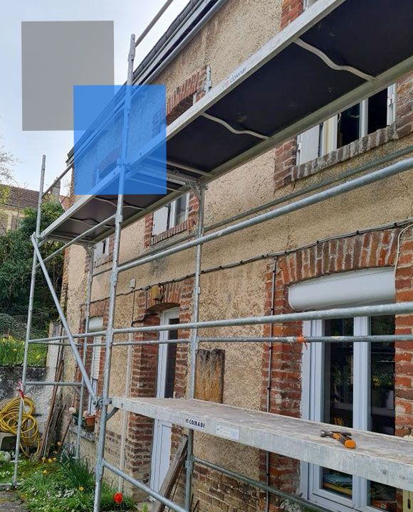 Un bâtiment en briques avec un échafaudage sur le côté.