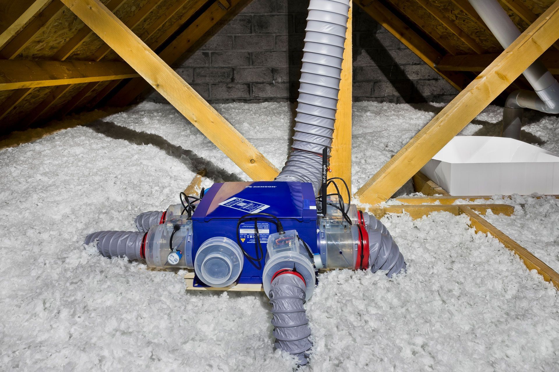 Une boîte bleue avec un tuyau qui en sort