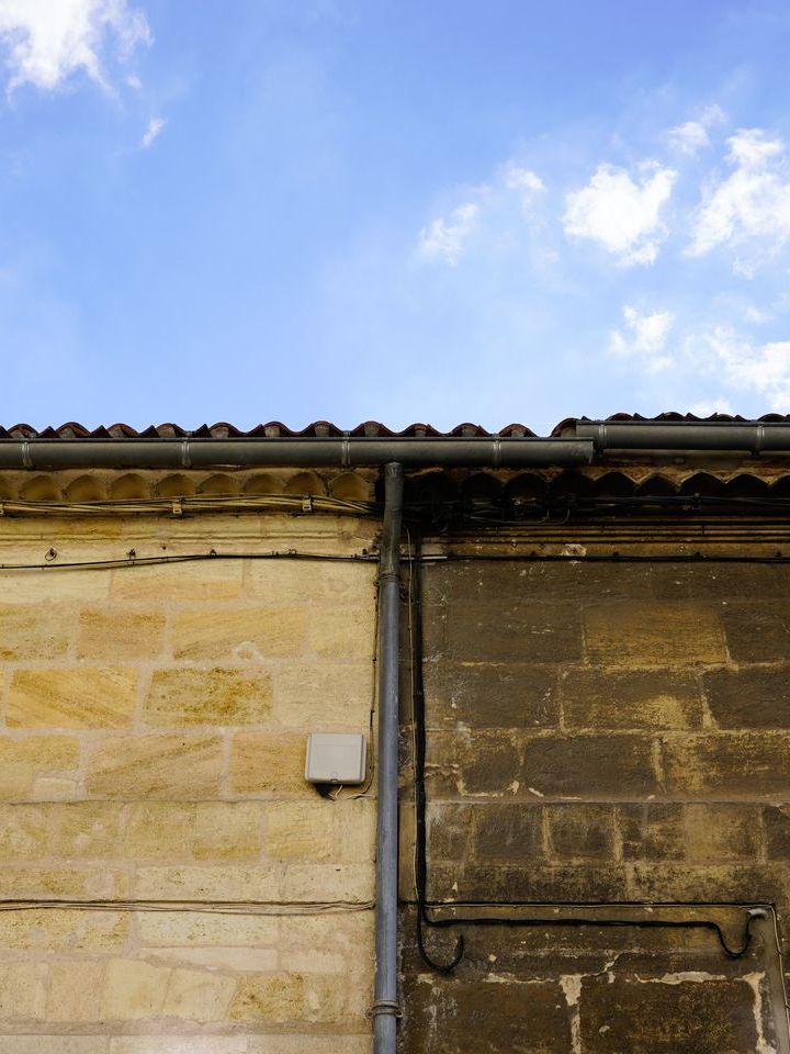 Un bâtiment en briques avec un ciel bleu en arrière-plan
