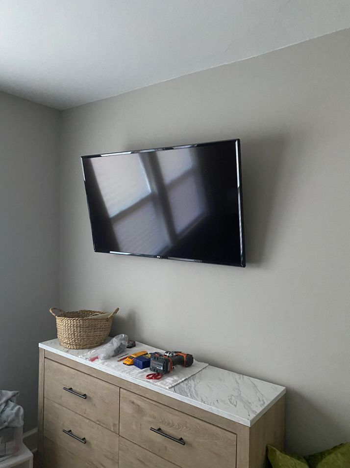 Room with TV Mounted on Wall — Leavenworth, KS — Ready Set Hang