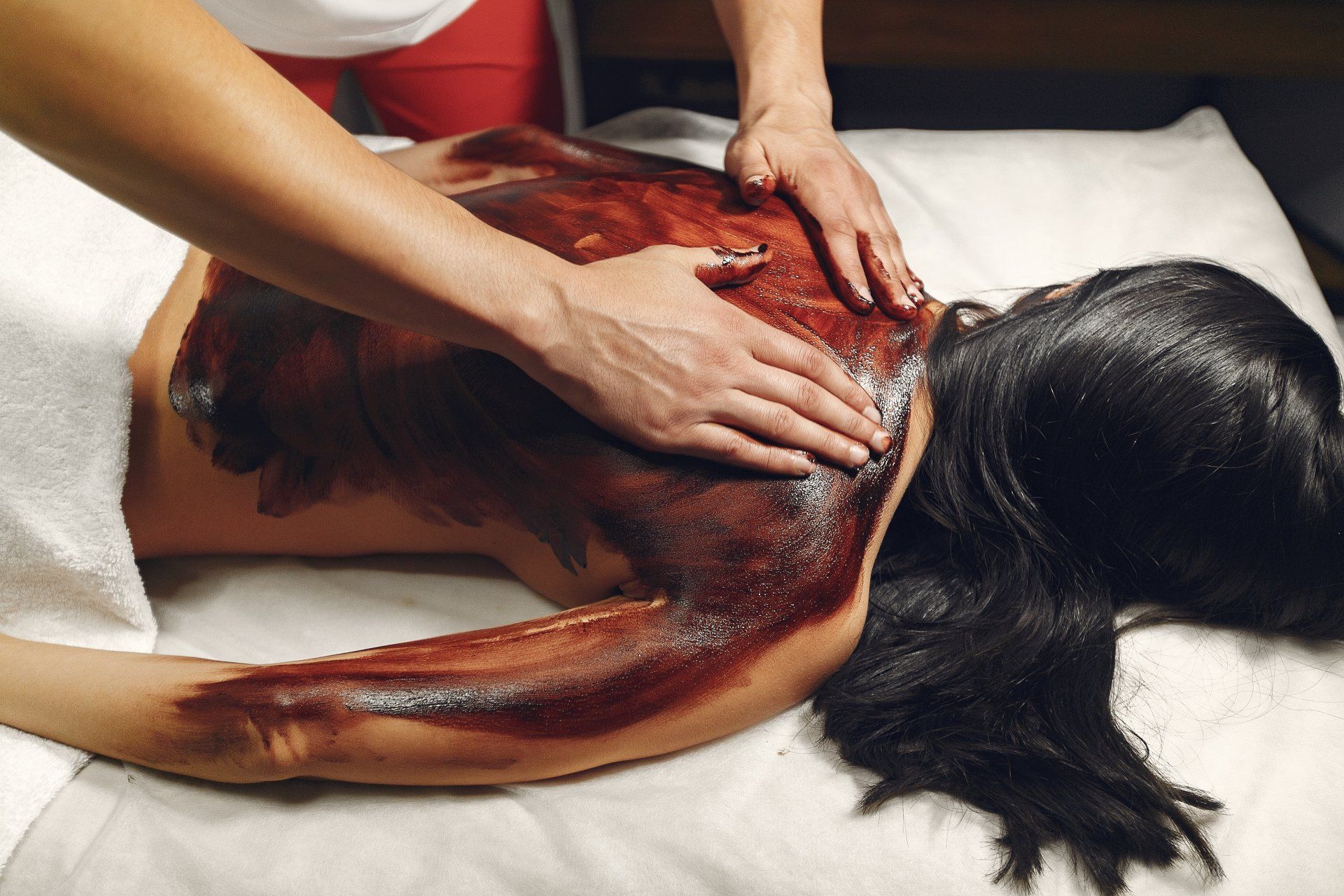 doctor-massages-woman-with-chocolate