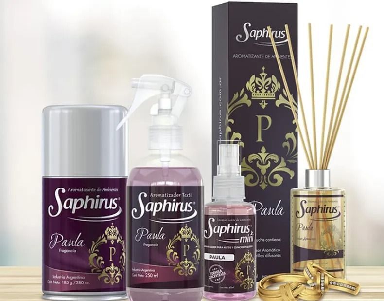 Productos de fragancia Saphirus: ambientador en aerosol, difusor con varillas y atomizadores.