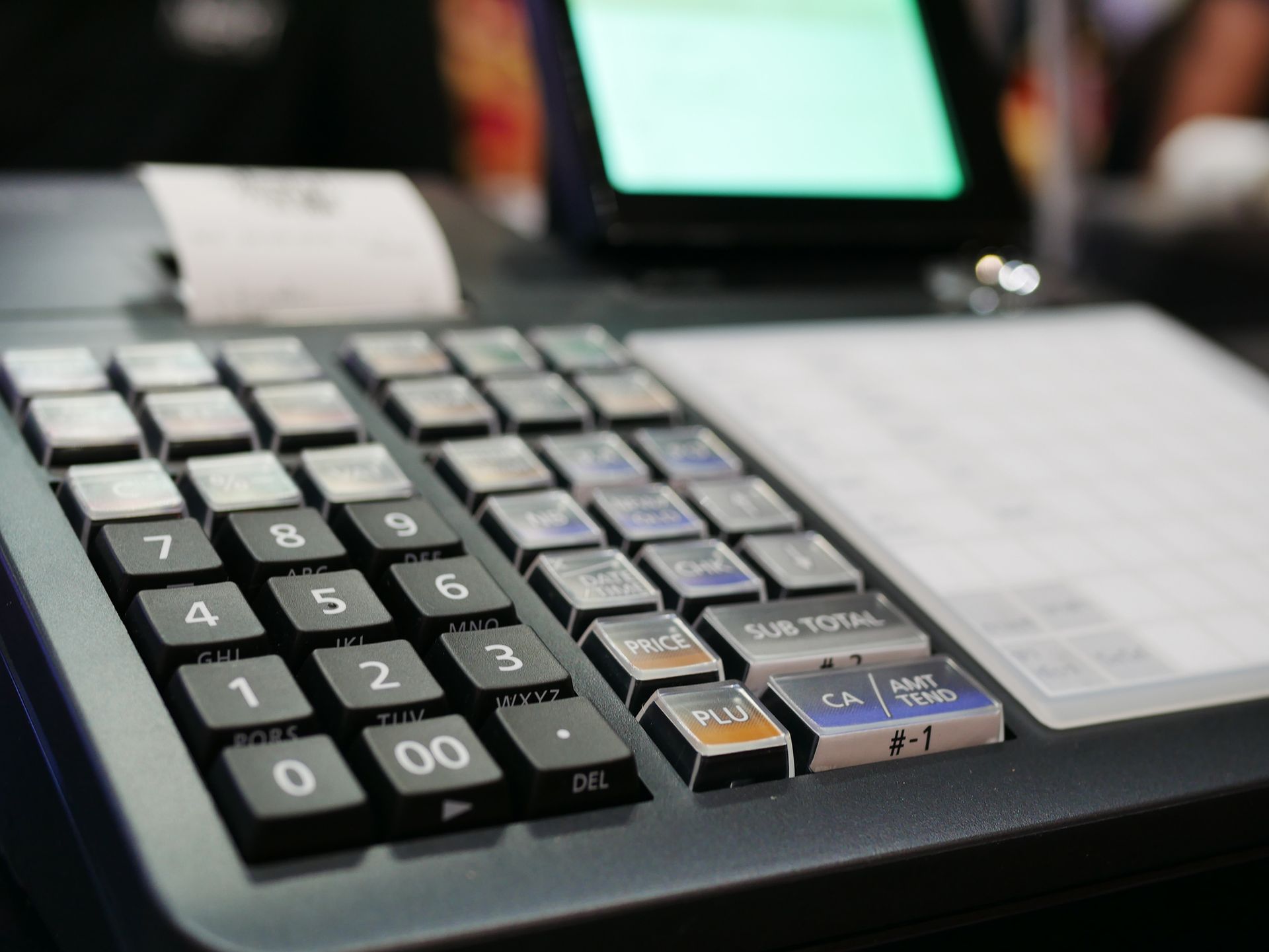 Un primo piano di una calcolatrice con una ricevuta su di essa