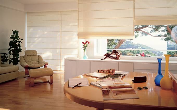 Una sala de estar con una mesa y sillas y una ventana.