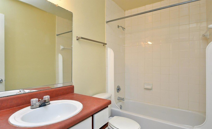 Casa Rosa Apartment bathroom 