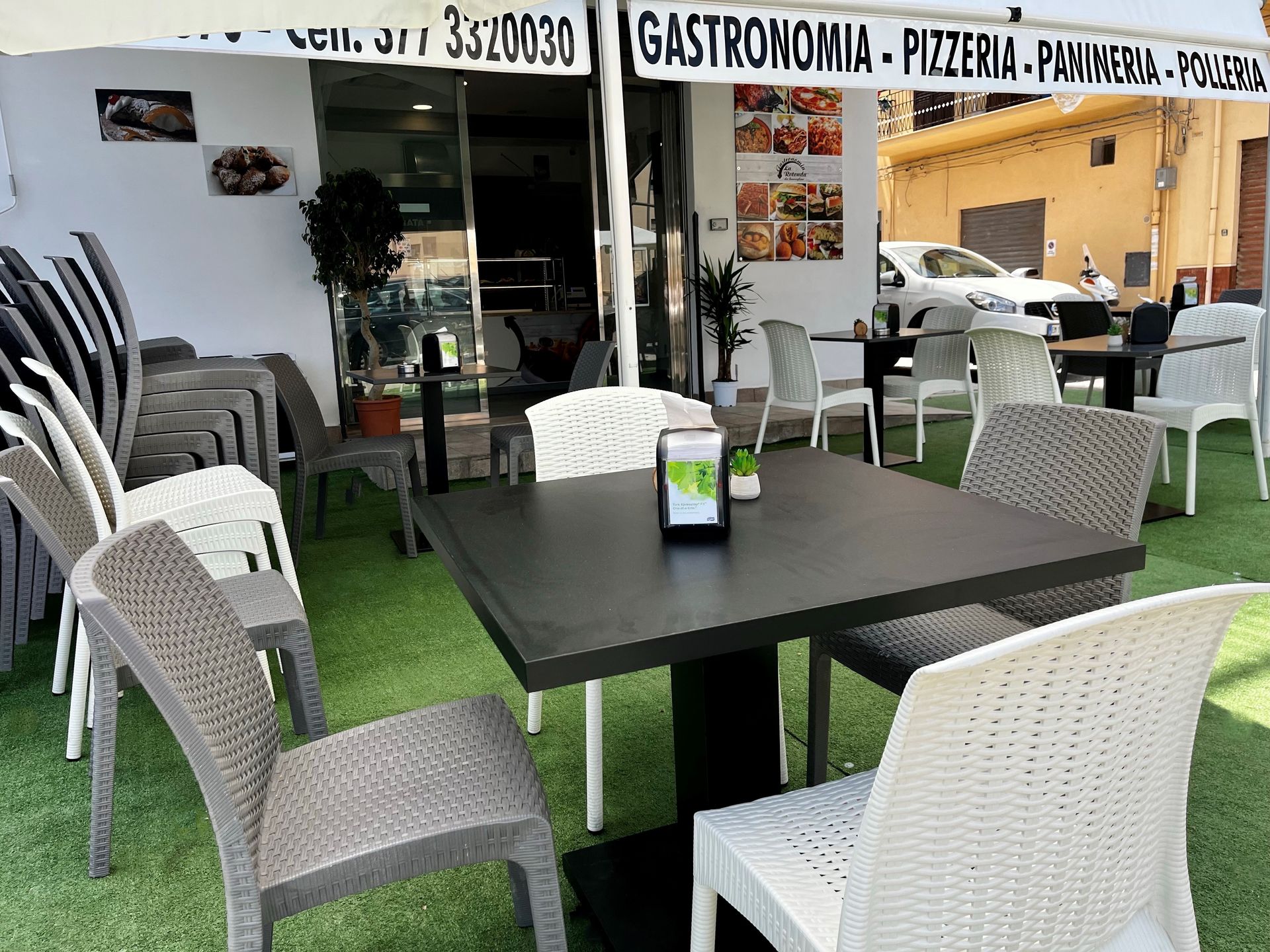 Posti a sedere pizzeria all'aperto Castellammare del Golfo Gastronomia La Rotonda da Scaraglino