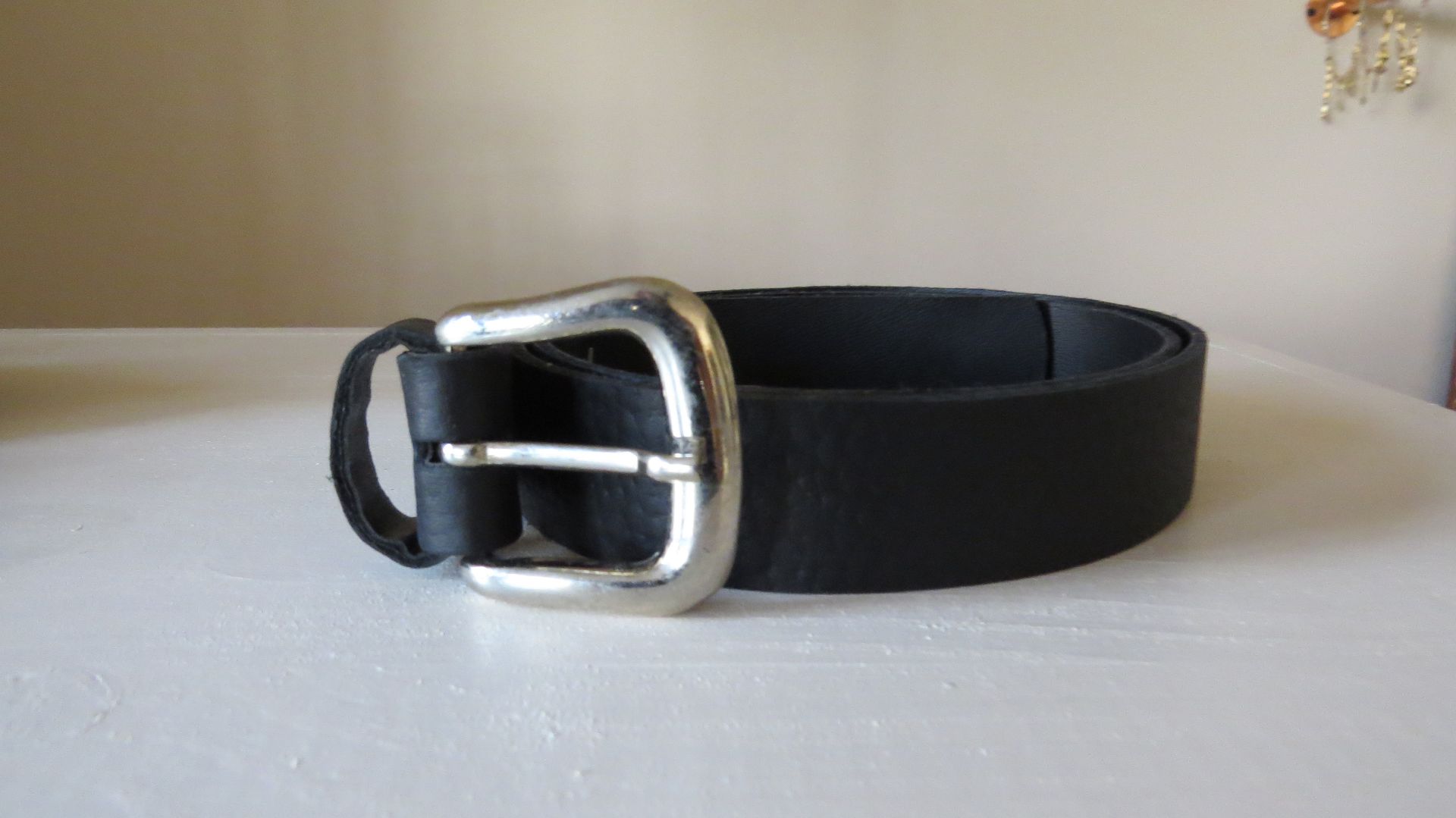 Cinturon cuero negro hebilla plateada - 110 cm