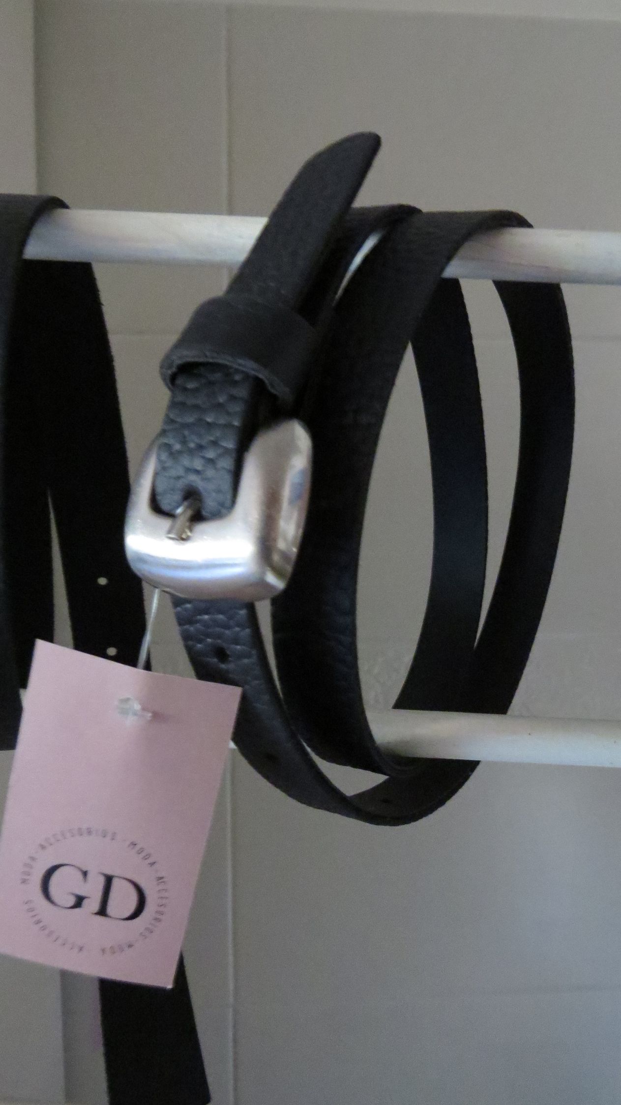 Cinturon cuero hebilla plateada - 110 cm