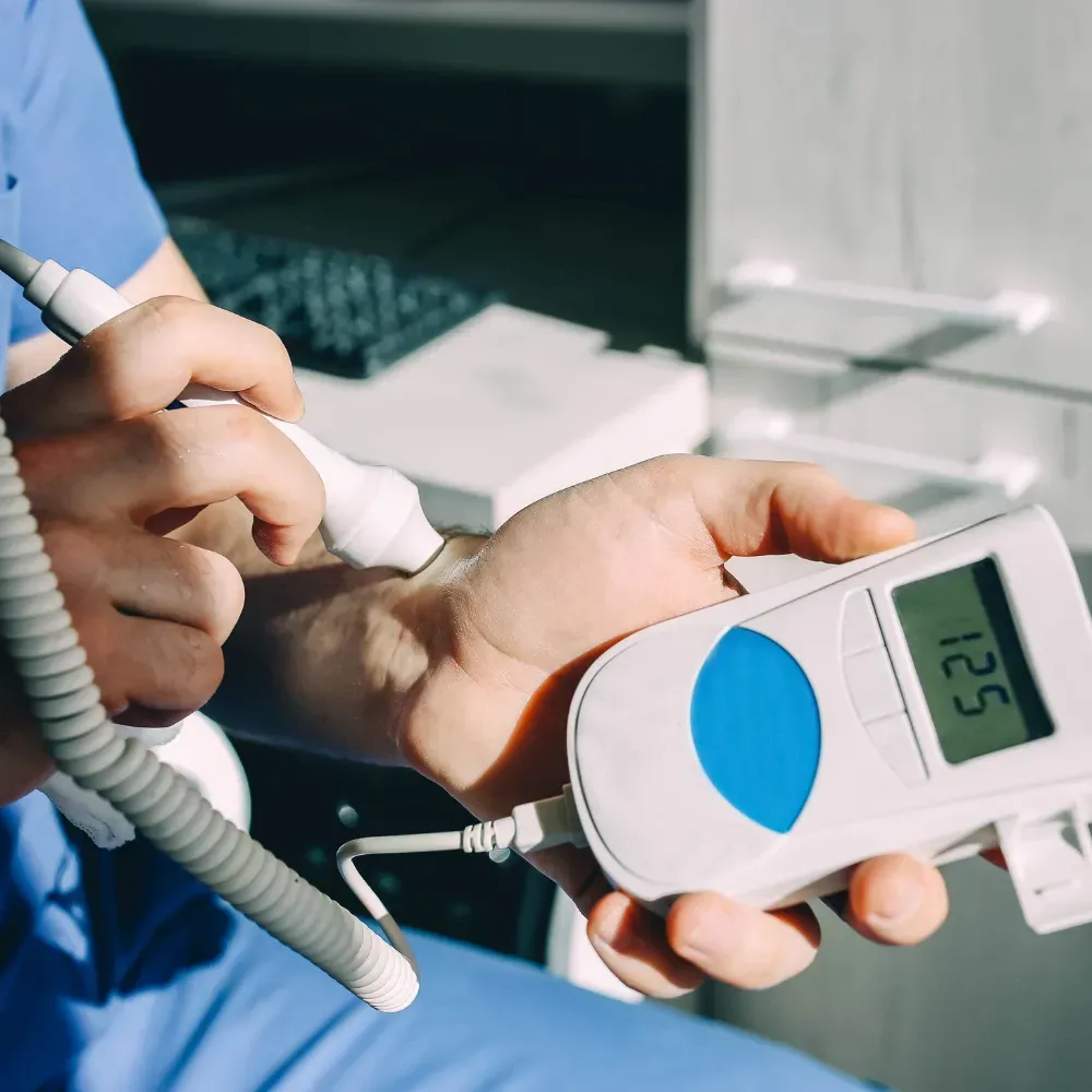 Une personne tient un appareil sur lequel est écrit 125 sur l'écran